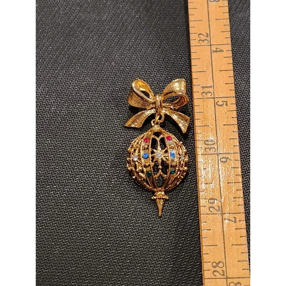 Christmas Decoration Ball‎ Openwork Rhinestones Vintage Gold Tone Brooch